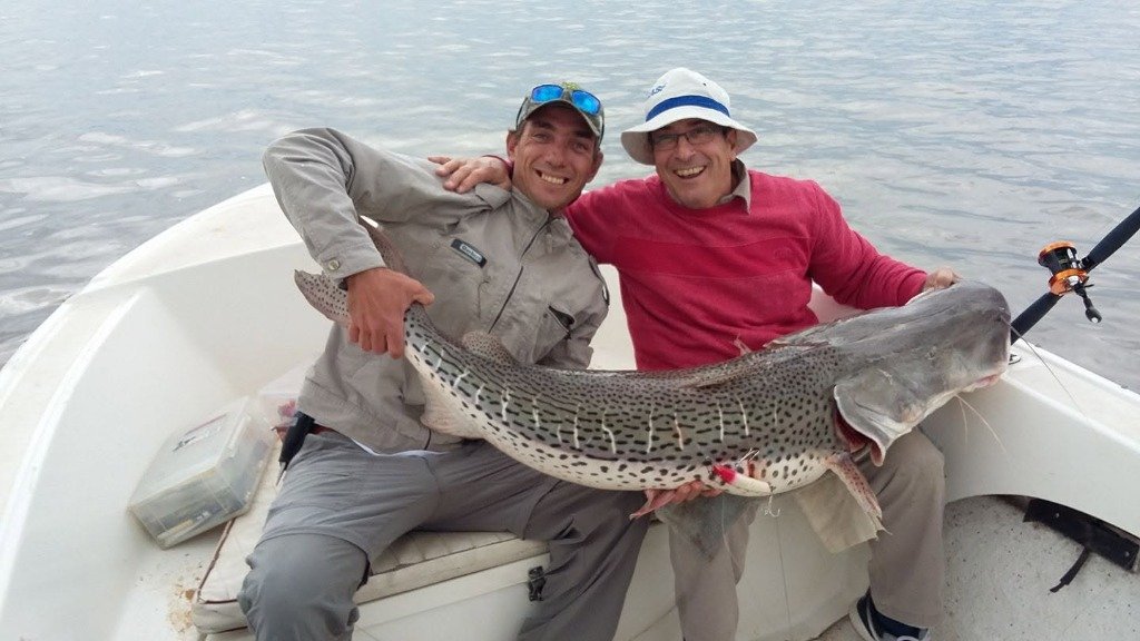Dos Surubíes gigantes en doble pesca